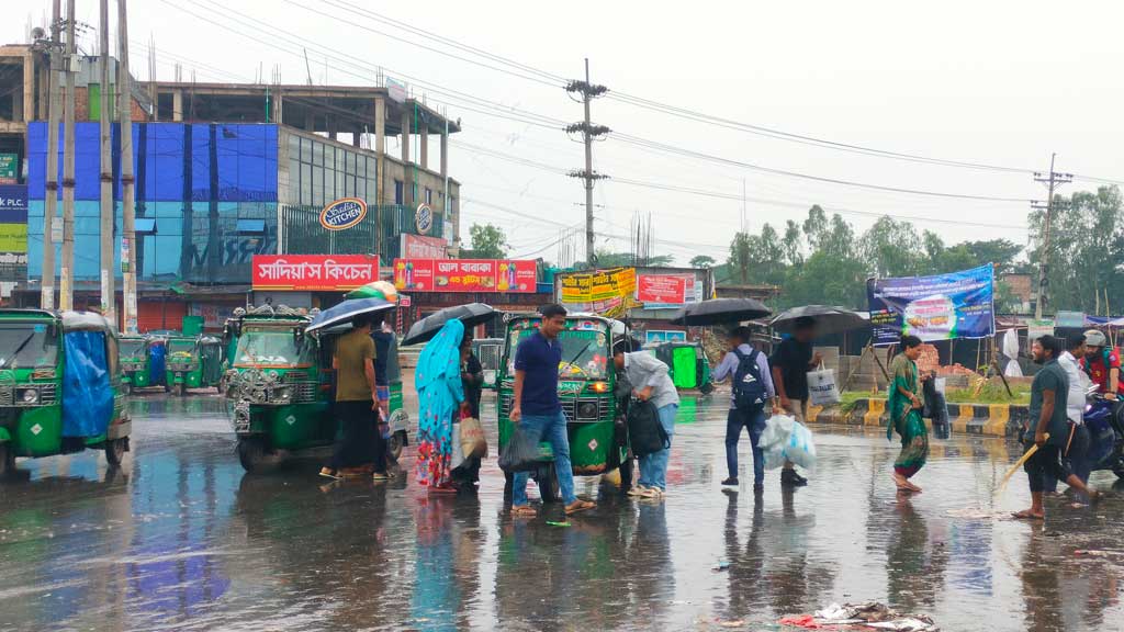 বৃষ্টি আর বাড়তি ভাড়ার ভোগান্তি, তবুও থেমে নেই ঈদযাত্রা
