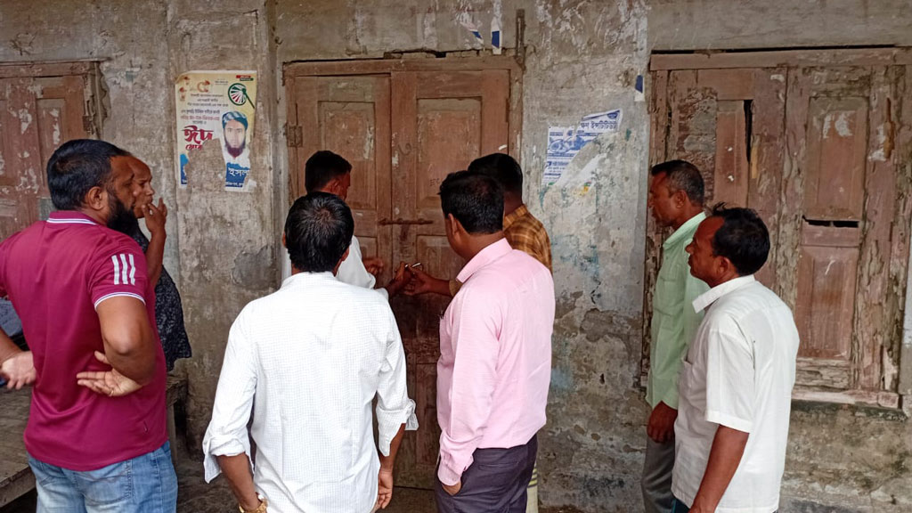 ভিজিডির চাল ‘পচা’, ক্ষুব্ধ হয়ে বিতরণ বন্ধ করলেন সুবিধাভোগীরা