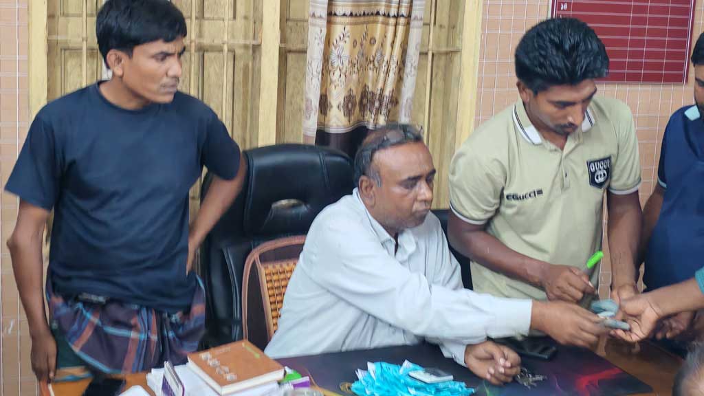 ভিজিএফের ১০ কেজি চালের বদলে ৩০০ টাকা, উপকারভোগীদের ক্ষোভ ও কান্না