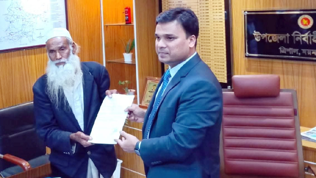 ত্রিশালের এমপি হতে চান ভিক্ষুক আবুল মুনসুর, জমা দিলেন মনোনয়নপত্র