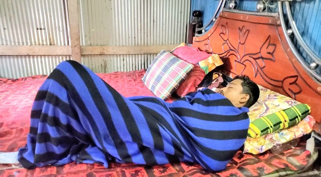 সাপের ছোবলে জীবন-সংকটে জেলে বাবলু, অর্থাভাবে থমকে চিকিৎসা