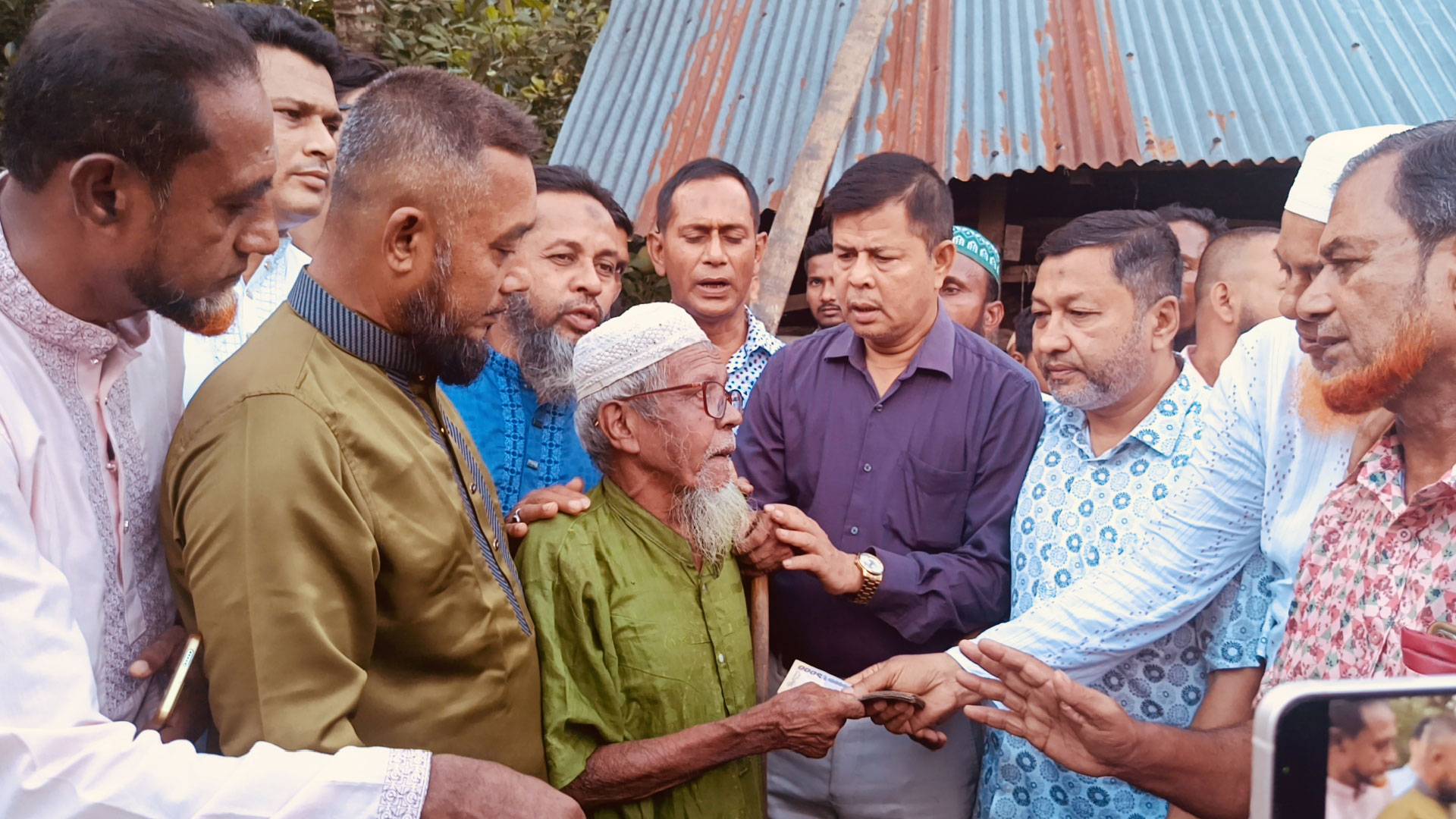 বোরহানউদ্দিনে গ্যাস সিলিন্ডার বিস্ফোরণে ক্ষতিগ্রস্ত পরিবারের পাশে হাফিজ ইব্রাহিম