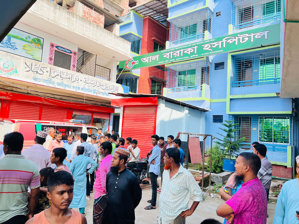 তিন হাসপাতাল ঘুরেও বাঁচলেন না প্রসূতি পপি, মরদেহ নিয়ে হাসপাতাল ঘেরাও