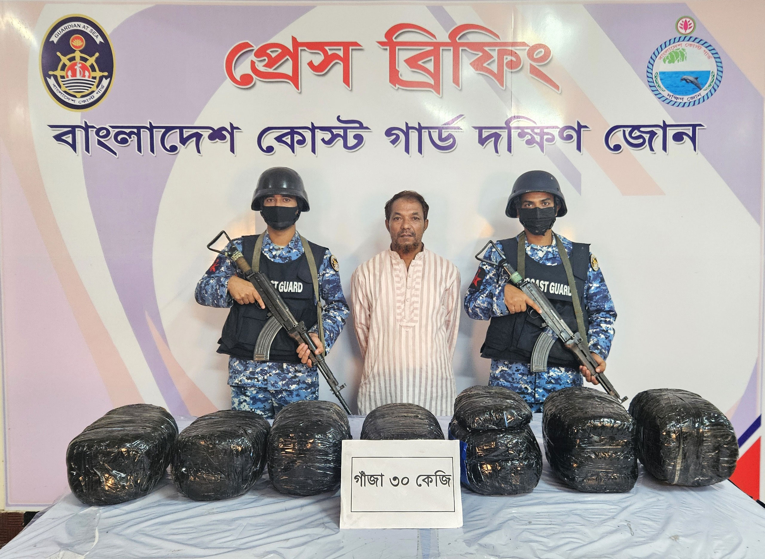 ভোলায় মাইক্রোবাস থেকে ৩০ কেজি গাঁজাসহ আটক ১