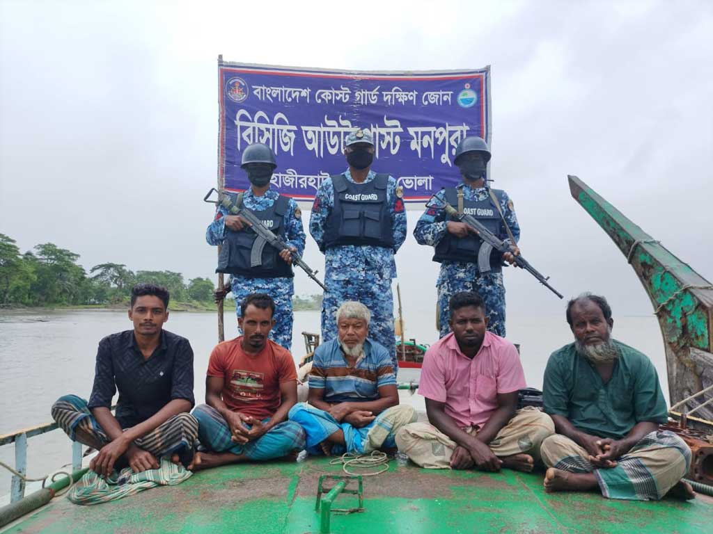 মেঘনায় কোস্ট গার্ডের অভিযানে অবৈধ ড্রেজারসহ আটক ৫