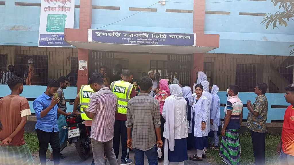 গাইবান্ধার ফুলছড়ি কেন্দ্রে ভুল প্রশ্নপত্র, উদ্বেগে এইচএসসি পরীক্ষার্থী-অভিভাবক