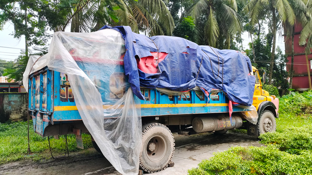 মিয়ানমারে পাচারকালে ২৯৩ বস্তা সার জব্দ, আটক ৪