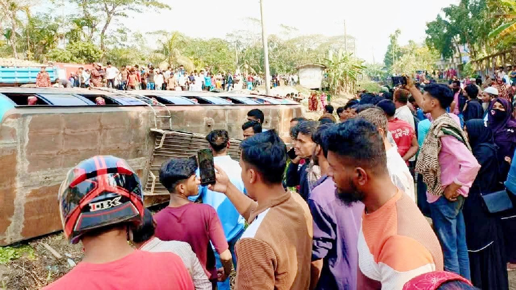 ভোলায় নিয়ন্ত্রণ হারিয়ে উল্টে পড়ল যাত্রীবাহী বাস, নিহত ৩