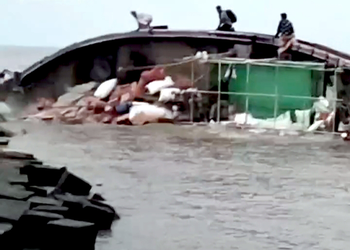 ভোলার মেঘনায় যাত্রীসহ পণ্যবোঝাই ট্রলারডুবি