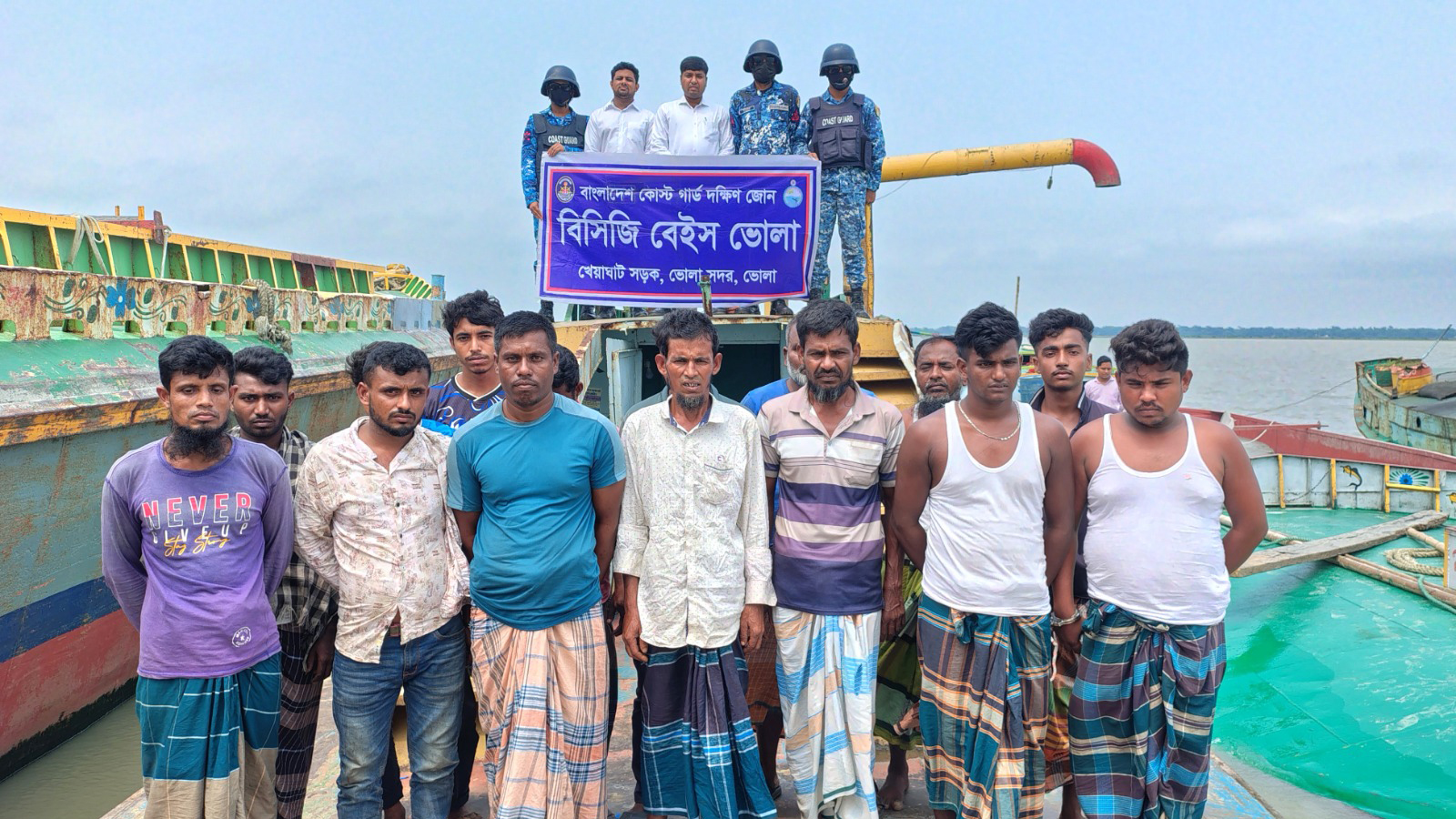 ভোলায় অবৈধ ড্রেজার, বাল্কহেডসহ আটক ১৫