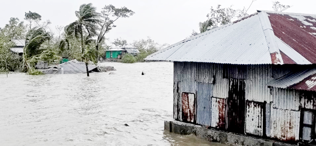 টানা বর্ষণে পানিবন্দী ভোলার হাজারো মানুষ, তলিয়েছে সড়ক-ফসলের মাঠ