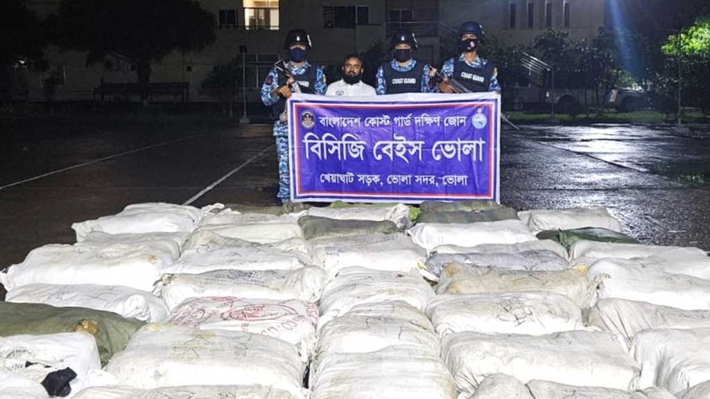 ভোলায় কোস্ট গার্ডের অভিযান, পলিথিন ও কারেন্ট জাল জব্দ
