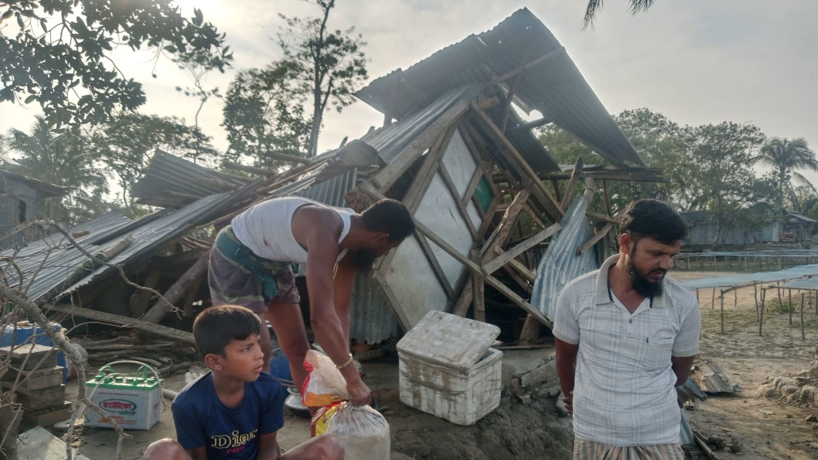চরফ্যাশনে রাতের ঝড়ে অর্ধশতাধিক ঘর বিধ্বস্ত, খোলা আকাশের নিচে বহু পরিবার