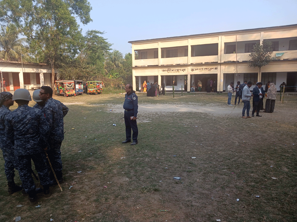 ভোলায় ককটেল বিস্ফোরণ ঘটিয়ে ব্যালট পেপার নিয়ে উধাও, ভোট গ্রহণ সাময়িক বন্ধ