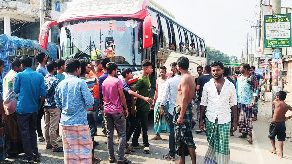 ভোলায় আজ সোমবার সকালে বাস চলাচল বন্ধ করে দেন শ্রমিকেরা। ছবি: আজকের পত্রিকা