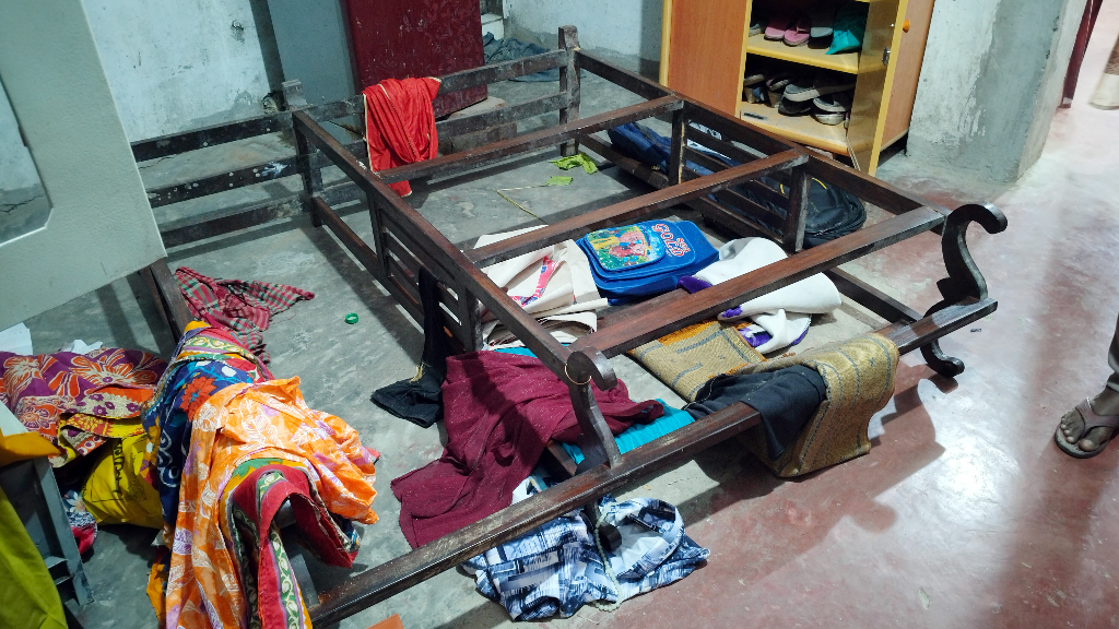 ঘরে ঢুকে গৃহবধূকে দলবদ্ধ ধর্ষণের অভিযোগ, টাকা-স্বর্ণালংকার লুট