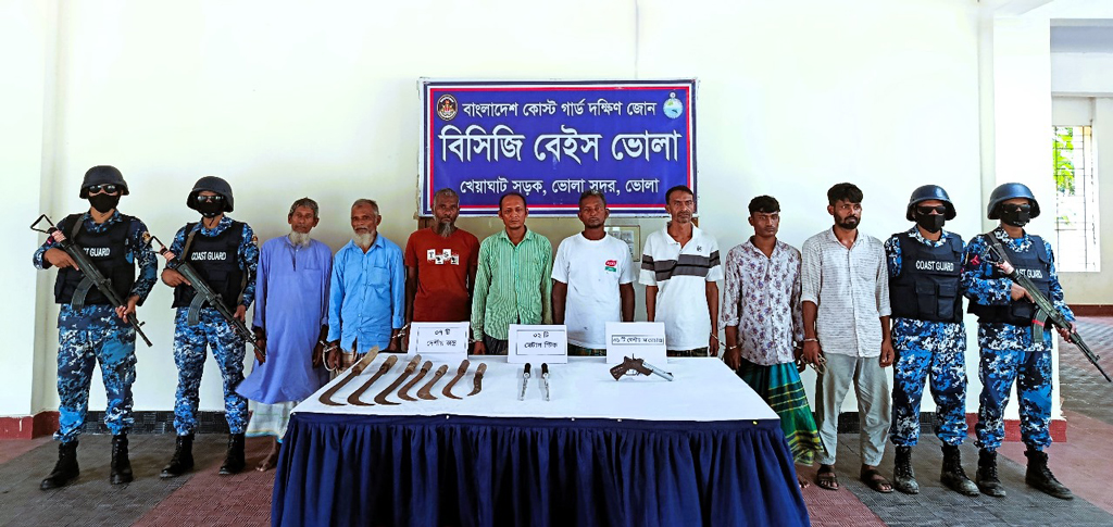 ভোলায় অস্ত্রসহ ৮ ডাকাত গ্রেপ্তার