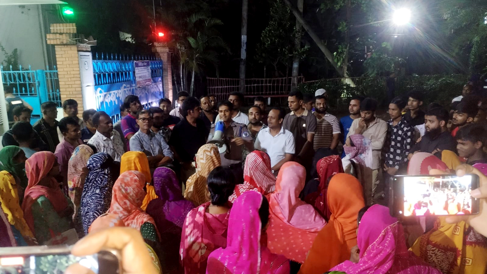 বকেয়া বেতনের দাবিতে ভালুকায় কারখানার শ্রমিকদের বিক্ষোভ, মহাসড়ক অবরোধের চেষ্টা