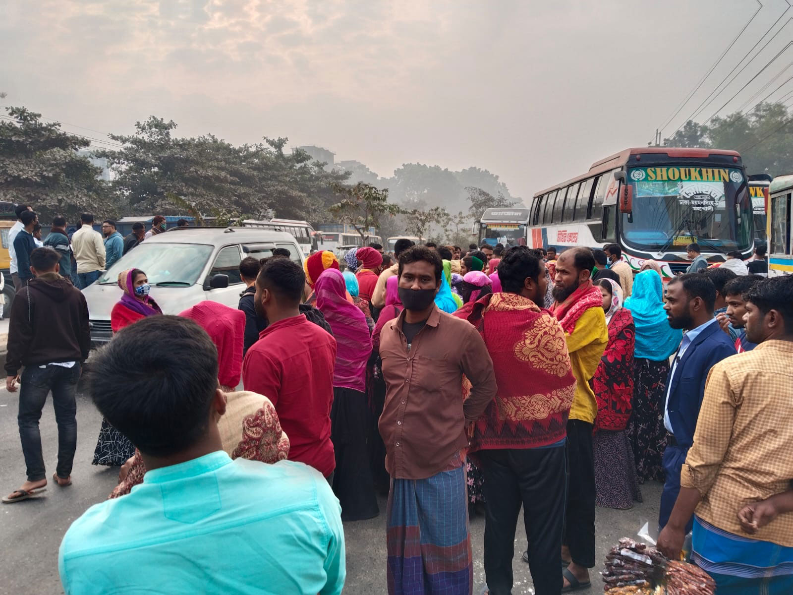 ভালুকায় কারখানার শ্রমিকদের মহাসড়ক অবরোধ