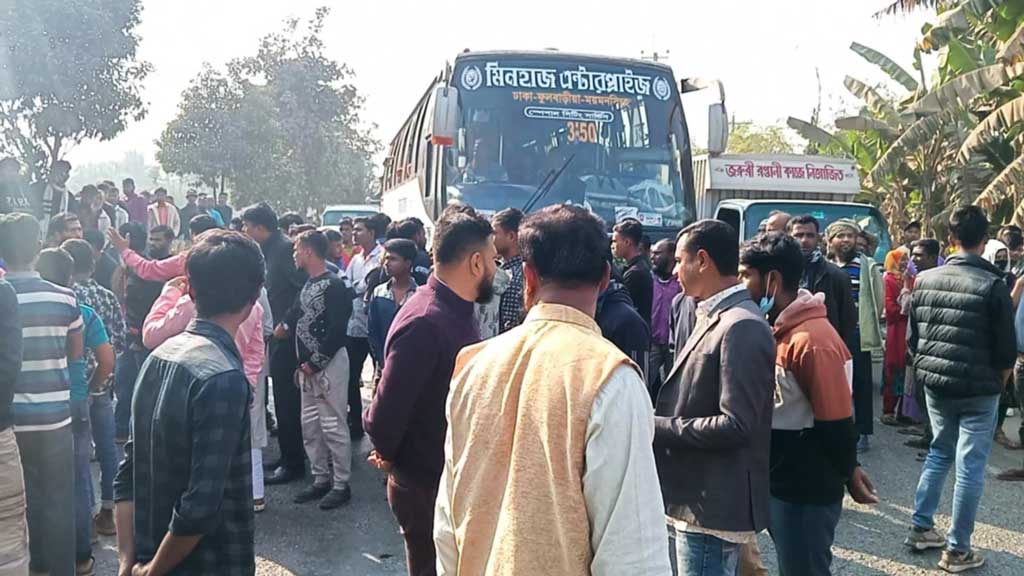 বেতনের দাবিতে লাভেলো আইসক্রিম কারখানার শ্রমিকদের মহাসড়ক অবরোধ