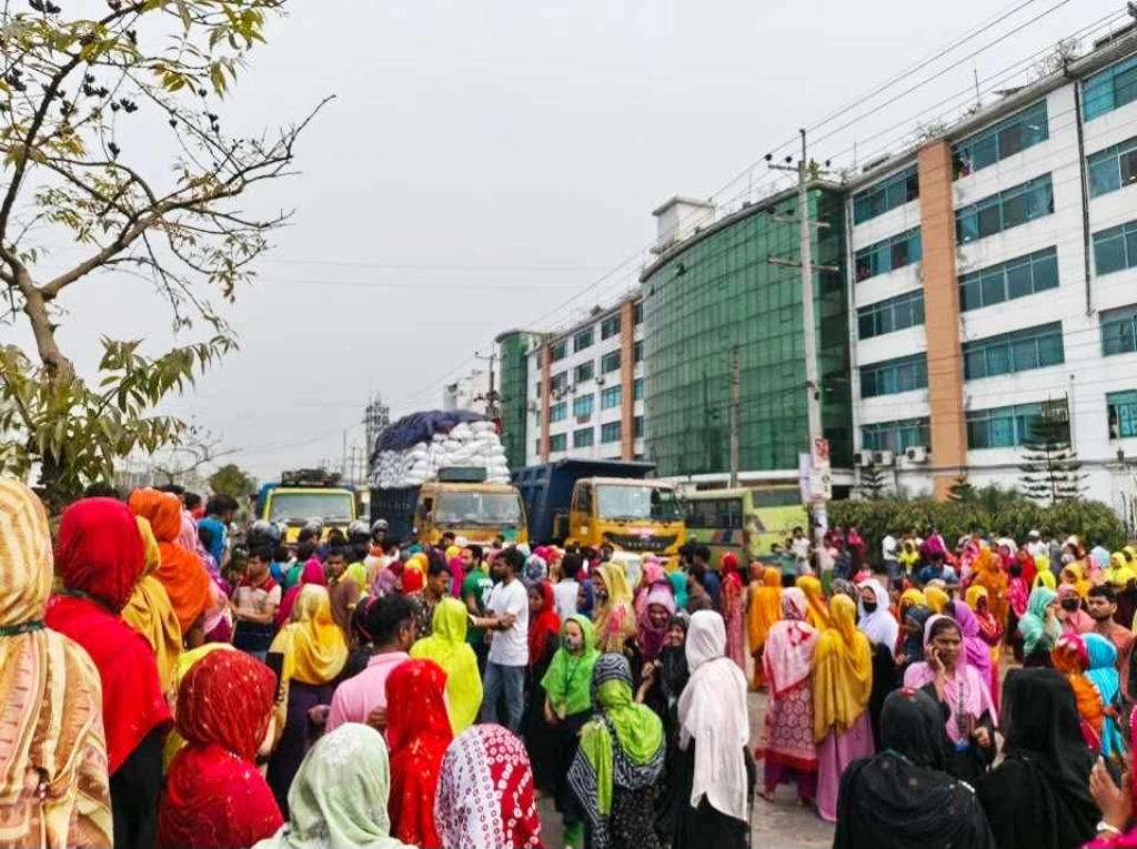 বেতন-বোনাসের দাবিতে পোশাকশ্রমিকদের মহাসড়ক অবরোধ