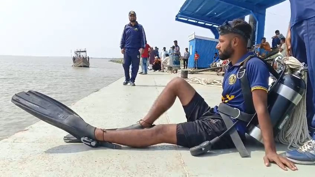 ভোলায় লঞ্চের ধাক্কায় স্পিডবোট উল্টে পুলিশ সদস্য নিখোঁজ, আহত ৫