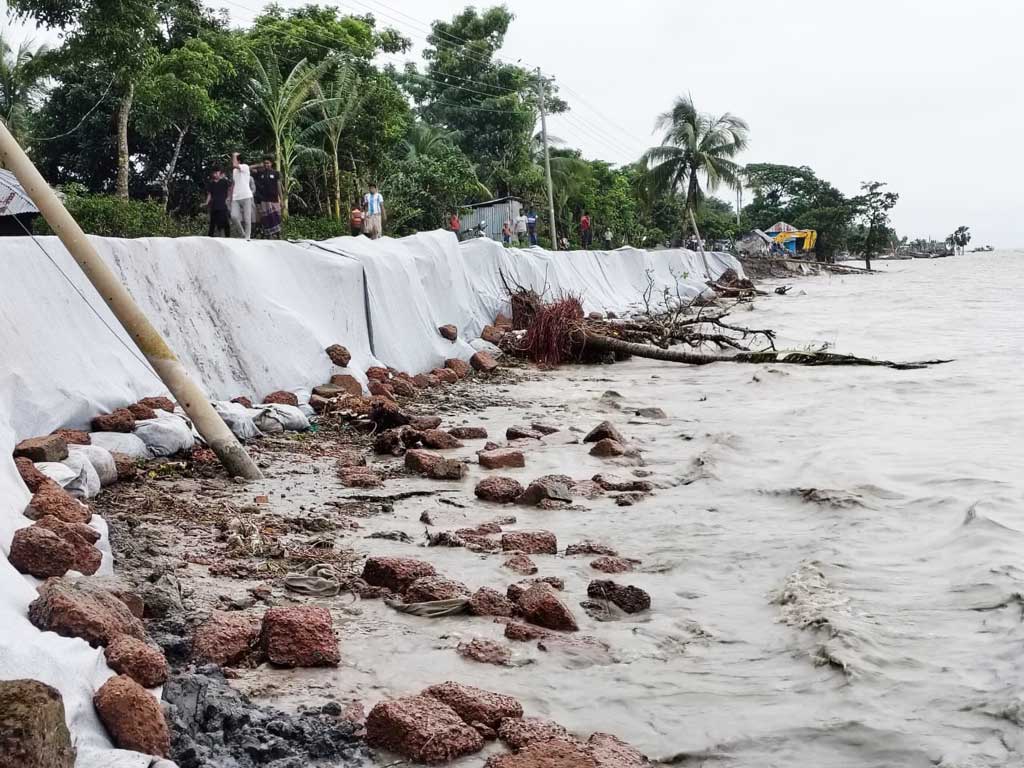 ভোলায় ঢেউয়ের আঘাতে বেড়িবাঁধে ভাঙন, ঝুঁকিতে ২ হাজার পরিবার