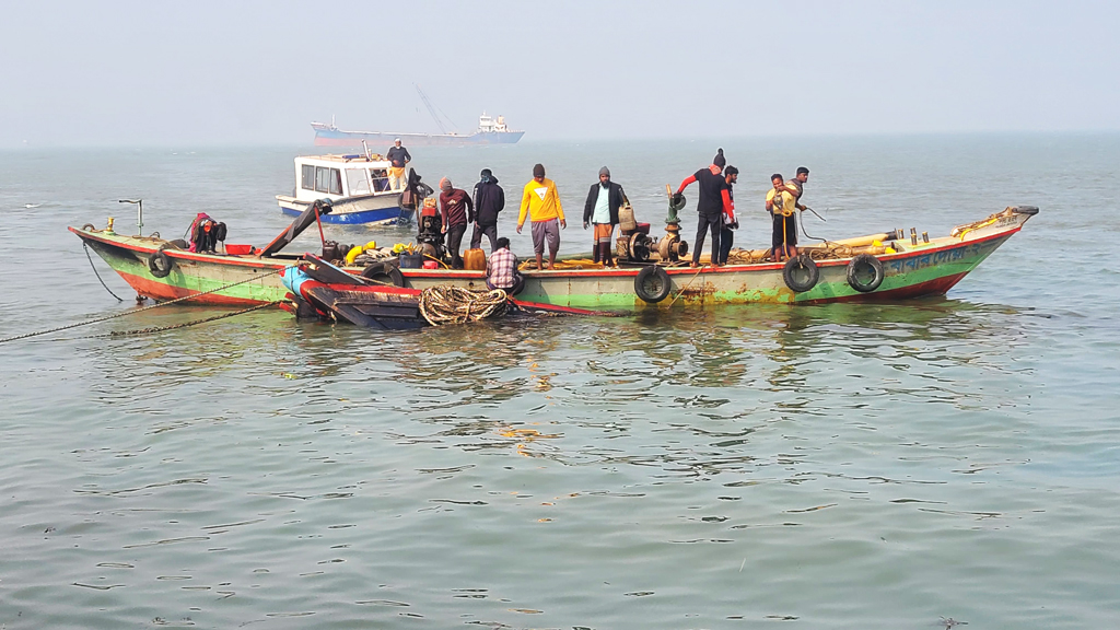 ভোলার মেঘনা নদীতে সংঘর্ষে লবণবাহী ট্রলারডুবি, ৭ জনকে জীবিত উদ্ধার