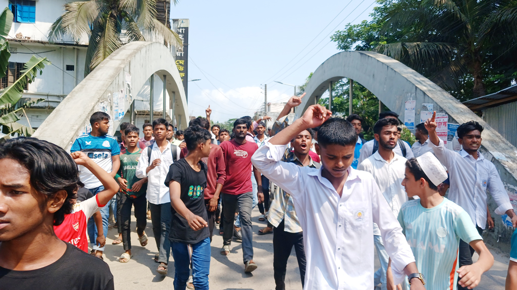 ভোলায় ছাত্রীর সঙ্গে ‘আপত্তিকর অবস্থায়’ শিক্ষক, পিটুনির পর জুতার মালা পরিয়ে পুলিশে সোপর্দ