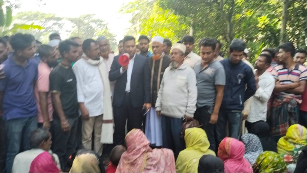 বঙ্গোপসাগরে নিখোঁজ জেলেদের উদ্ধারের দাবিতে সড়ক অবরোধ