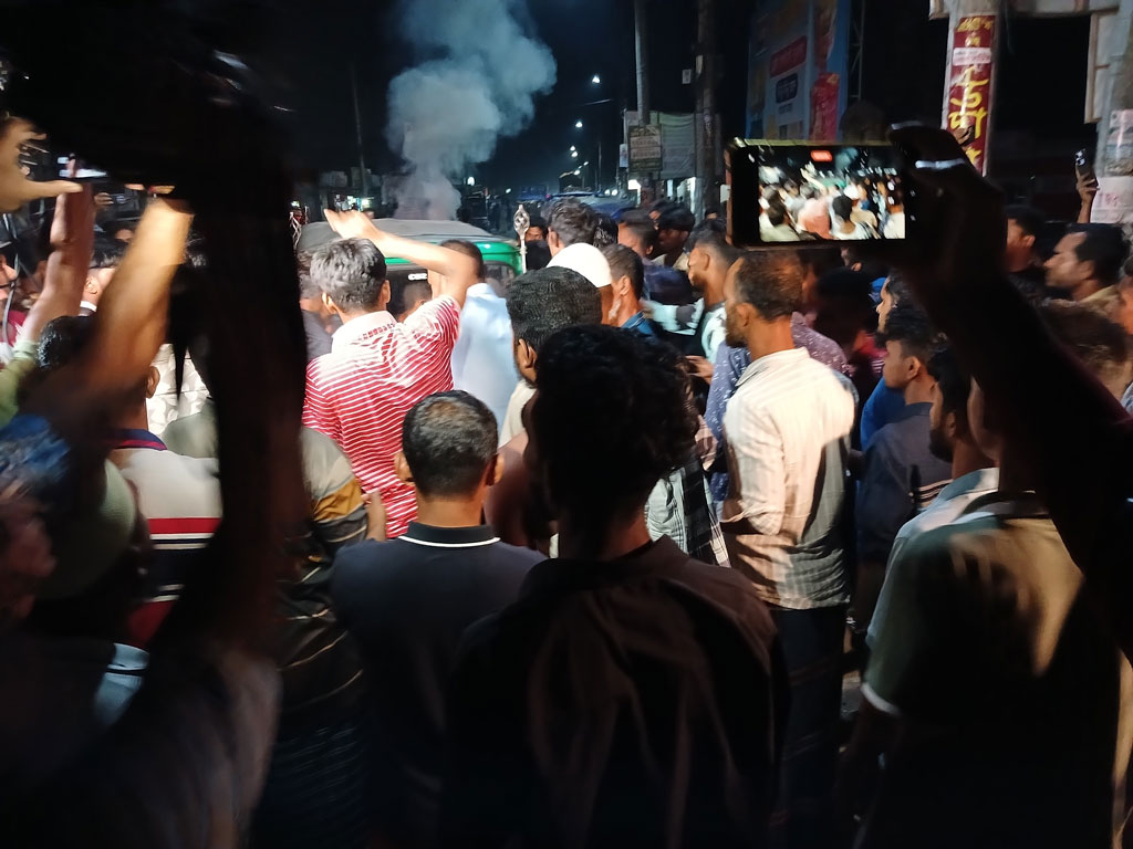 ভোলায় অটোরিকশার শ্রমিকদের সঙ্গে সংঘর্ষ, অনির্দিষ্টকালের বাস ধর্মঘট