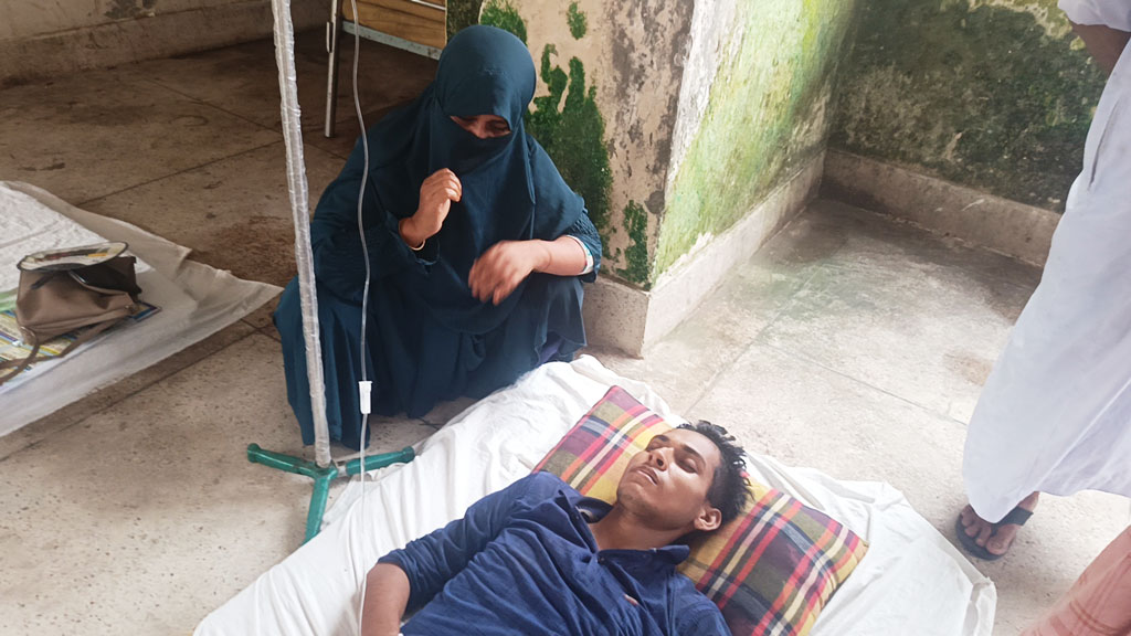 ভোলায় চাঁদা না দেওয়ায় সাংবাদিকের ওপর হামলা, আহত ৪