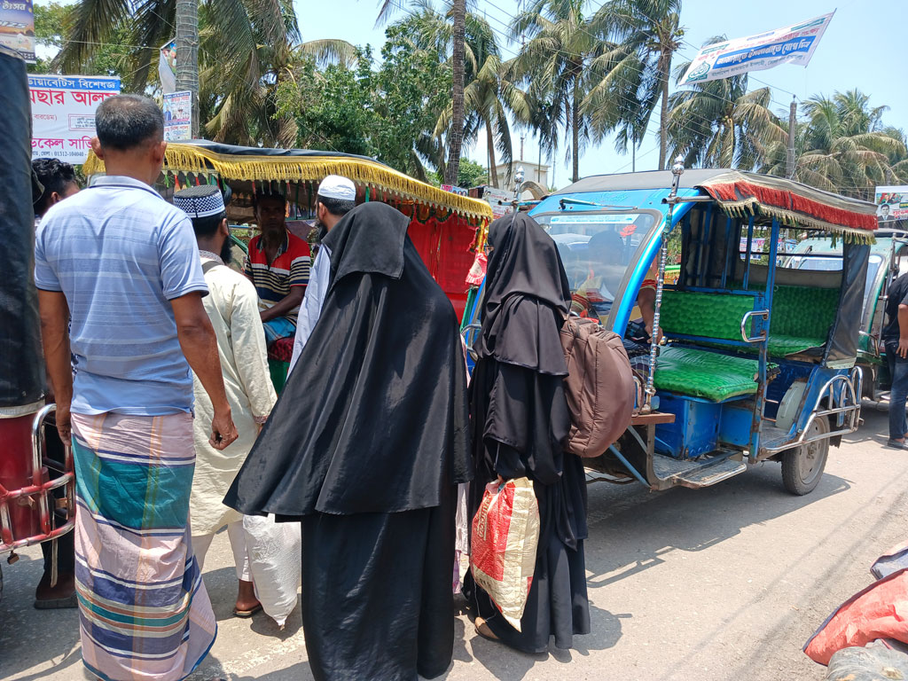 ভোলার ৫ পথে বাস চলাচল বন্ধ, চরম ভোগান্তিতে যাত্রীরা