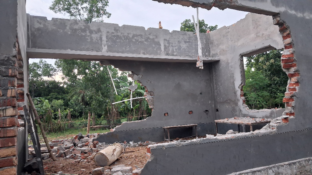 প্রভাবশালীর বিরুদ্ধে ভাড়াটে সন্ত্রাসী দিয়ে কৃষকের নির্মাণাধীন বাড়ি ভাঙার অভিযোগ