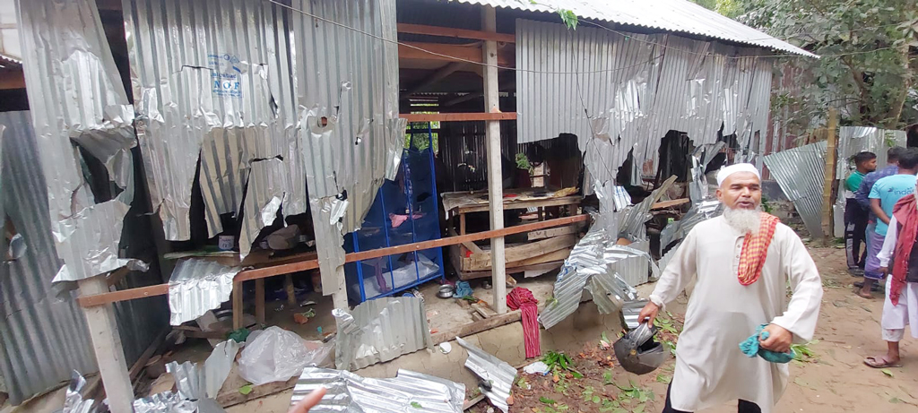 ফরিদপুরে ঈদের নামাজের পরেই দুই পক্ষের সংঘর্ষ, বাড়িঘর ভাঙচুর-লুটপাট