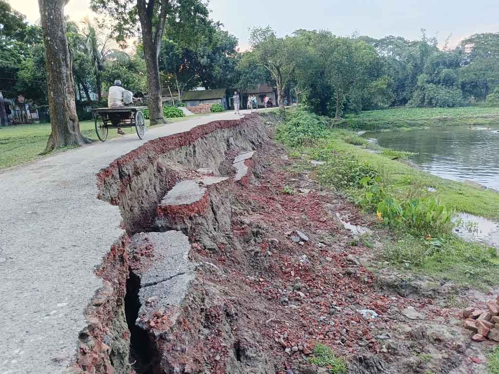ত্রিশাল-ধানীখোলা সড়কে ধস: যান চলাচল বন্ধ, ভোগান্তিতে হাজারো মানুষ