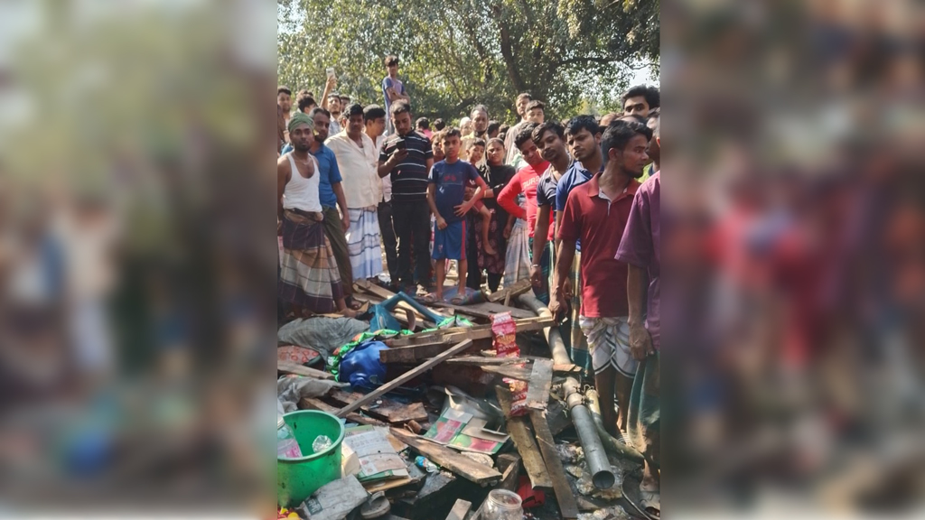 দোকানে ঢুকে গেল কাভার্ড ভ্যান, নিহত ১