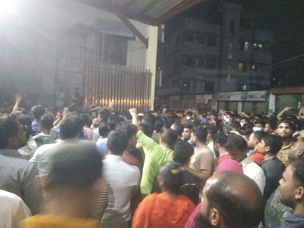 মঙ্গলবার (৪ মার্চ) সন্ধ্যা থেকে রাত সোয়া ১১টা পর্যন্ত নিপা ফ্যাশন ওয়্যার ইন্ডাস্ট্রি লিমিটেডে বিক্ষোভ ও ভাঙচুর করেন শ্রমিকেরা। ছবি: আজকের পত্রিকা
