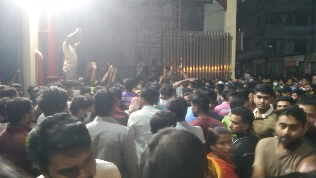 মঙ্গলবার (৪ মার্চ) সন্ধ্যা থেকে রাত সোয়া ১১টা পর্যন্ত নিপা ফ্যাশন ওয়্যার ইন্ডাস্ট্রি লিমিটেডে বিক্ষোভ ও ভাঙচুর করেন শ্রমিকেরা। ছবি: আজকের পত্রিকা