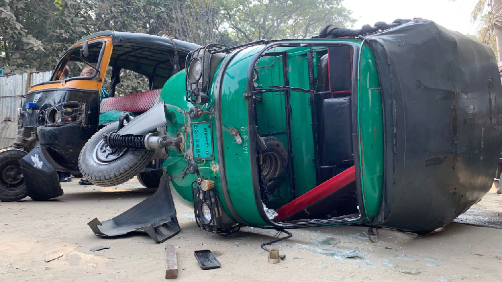 রাজশাহীতে অটোরিকশা স্ট্যান্ডে হামলা, ৭০ গাড়ি ভাঙচুর করলেন বাস শ্রমিকেরা