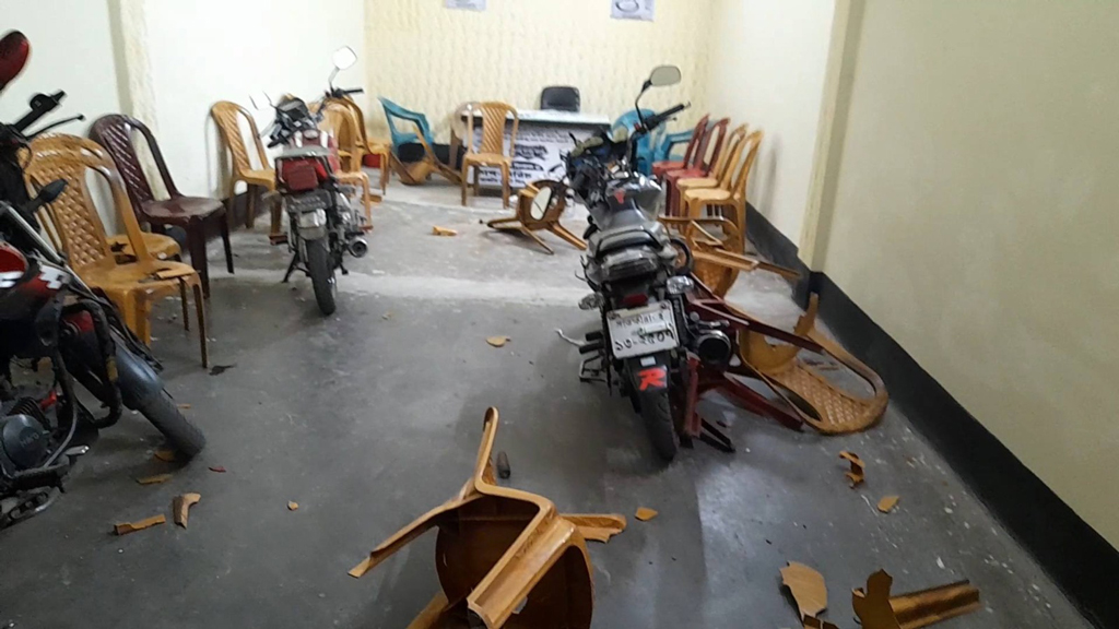 ঝিনাইদহ-৪: স্বতন্ত্র প্রার্থী সাইফুলের নির্বাচনী অফিস ভাঙচুর