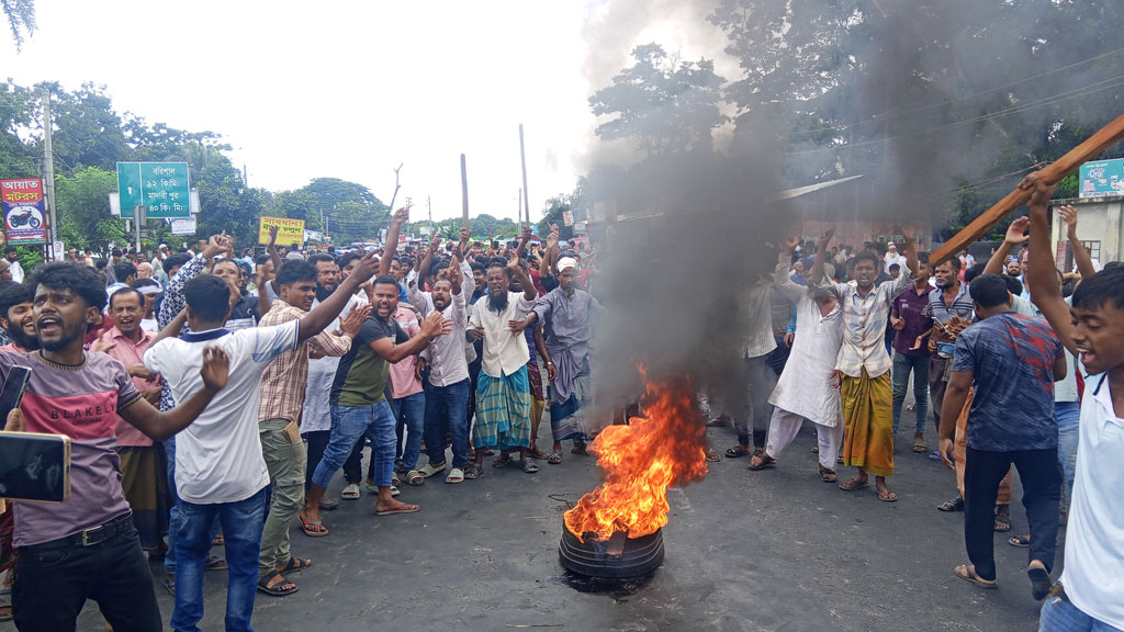 বিক্ষোভ থেকে সহিংসতায় উত্তাল ভাঙ্গা, মসজিদে আশ্রয় নিয়েছেন পুলিশ সদস্যরা