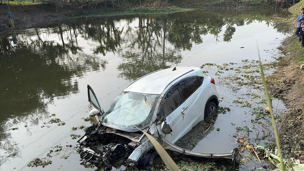 ভাঙ্গায় ট্রেনের ধাক্কায় প্রাইভেট কার পুকুরে, আহত ৫