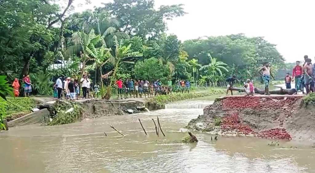 জোয়ারের তোড়ে সড়ক ভেঙে খালে, দুর্ভোগে ২০ হাজার মানুষ