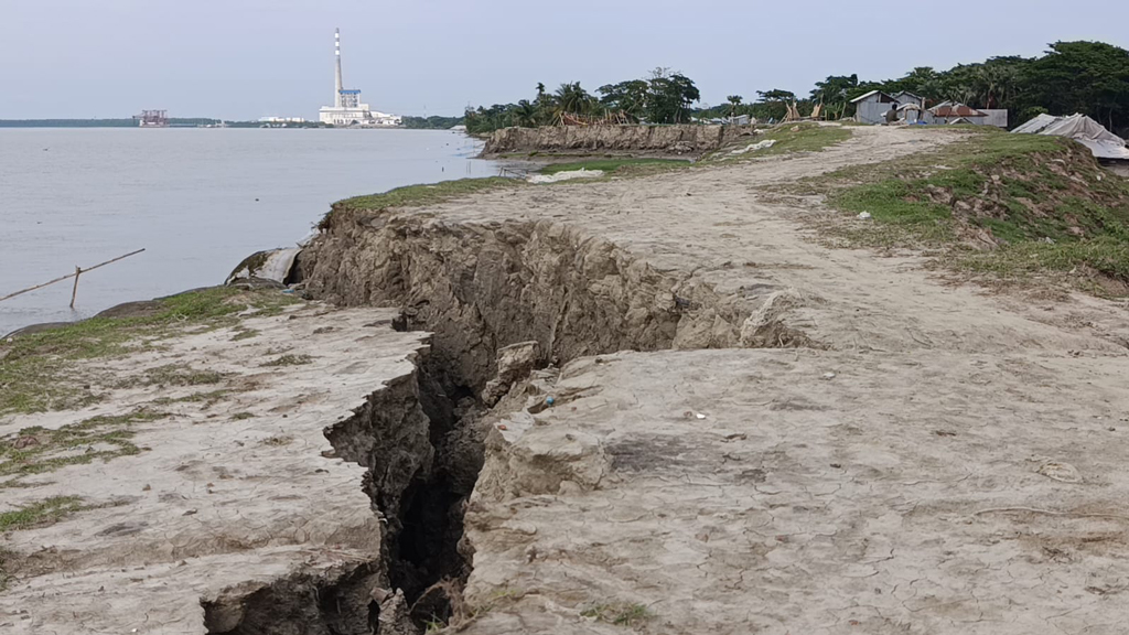 পায়রা নদীর ভাঙনে ঝুঁকিতে বেড়িবাঁধ, আতঙ্কে ১৫ গ্রামের মানুষ