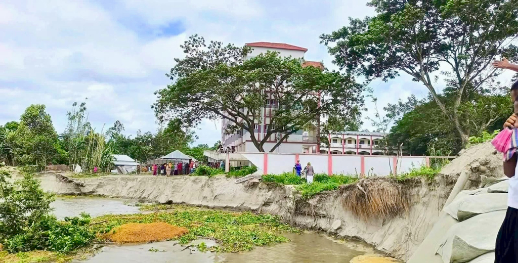 যমুনার ভাঙনে বিলীন হওয়ার মুখে মাদ্রাসা