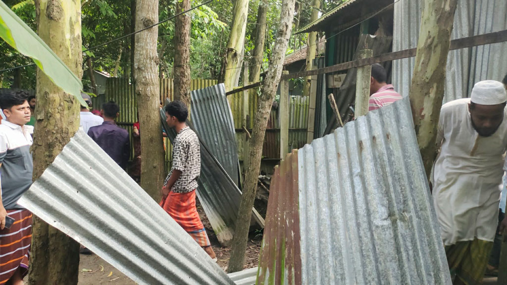 টাঙ্গাইলে মাদক বিক্রির অভিযোগে বাড়িঘর ভাঙচুর