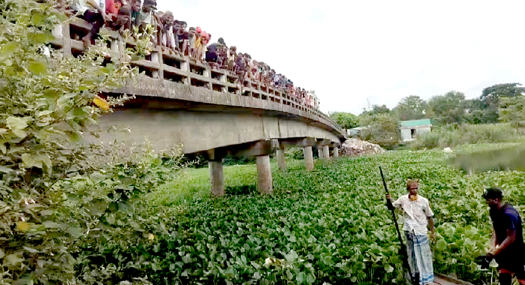 সেতুর নিচে ভাসছিল দুটি বস্তা, আড়াই ঘণ্টার অভিযানে খুলল রহস্যের জট