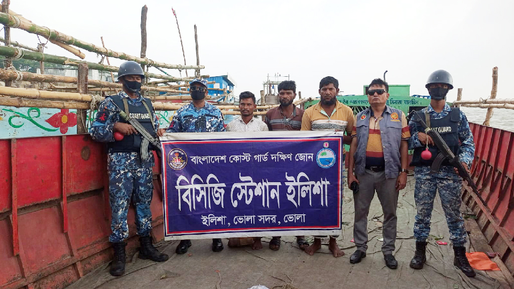 মেঘনার ডেঞ্জার জোনে অবৈধভাবে যাত্রী পরিবহন, আটক ৩