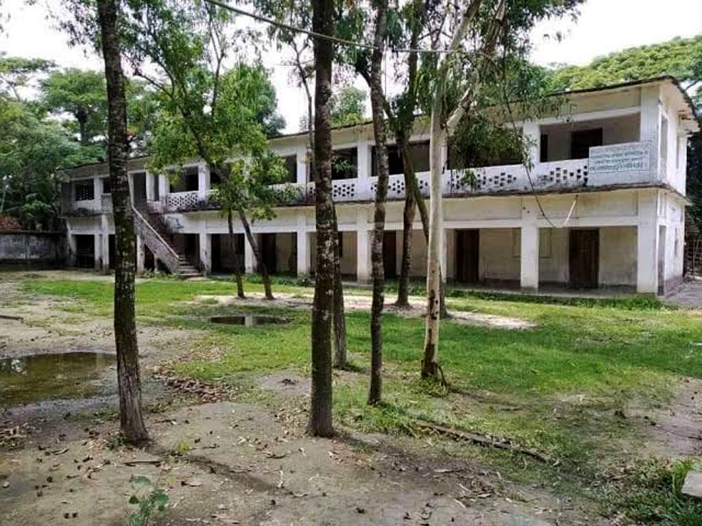 পাস করার পরও ৫ পরীক্ষার্থীর বিরুদ্ধে অধ্যক্ষের বাড়িতে হামলার অভিযোগ